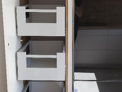 wysuwane szuflady w szafce kuchenneh